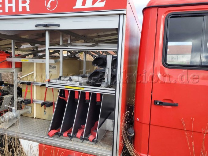 Das TSF-W weist dem Alter sowie Nutzung als Fahrzeug der FFW Lamspringe. Minimale Rostspuren.
Das Fahrzeug stand stets im Feuerwehrhaus.