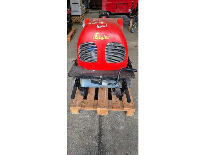 Pumpe Rückansicht mit Motorabdeckung und Startvorrichtung