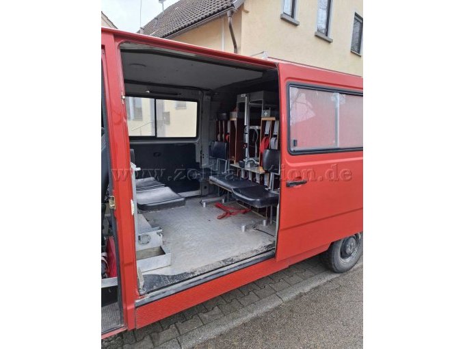 Seitlich mit offener Seitentür