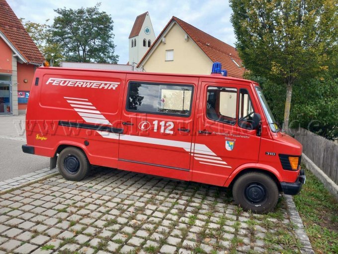 1 brandweerwagen met draagbare pomp (TSF) – Daimler-Benz 602 KA – foto 4 – kavel bij Zoll-Auktion, Alling