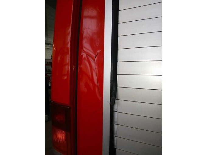 Lackschaden links hinten Rolladen, beschädigter Abdichtgummi