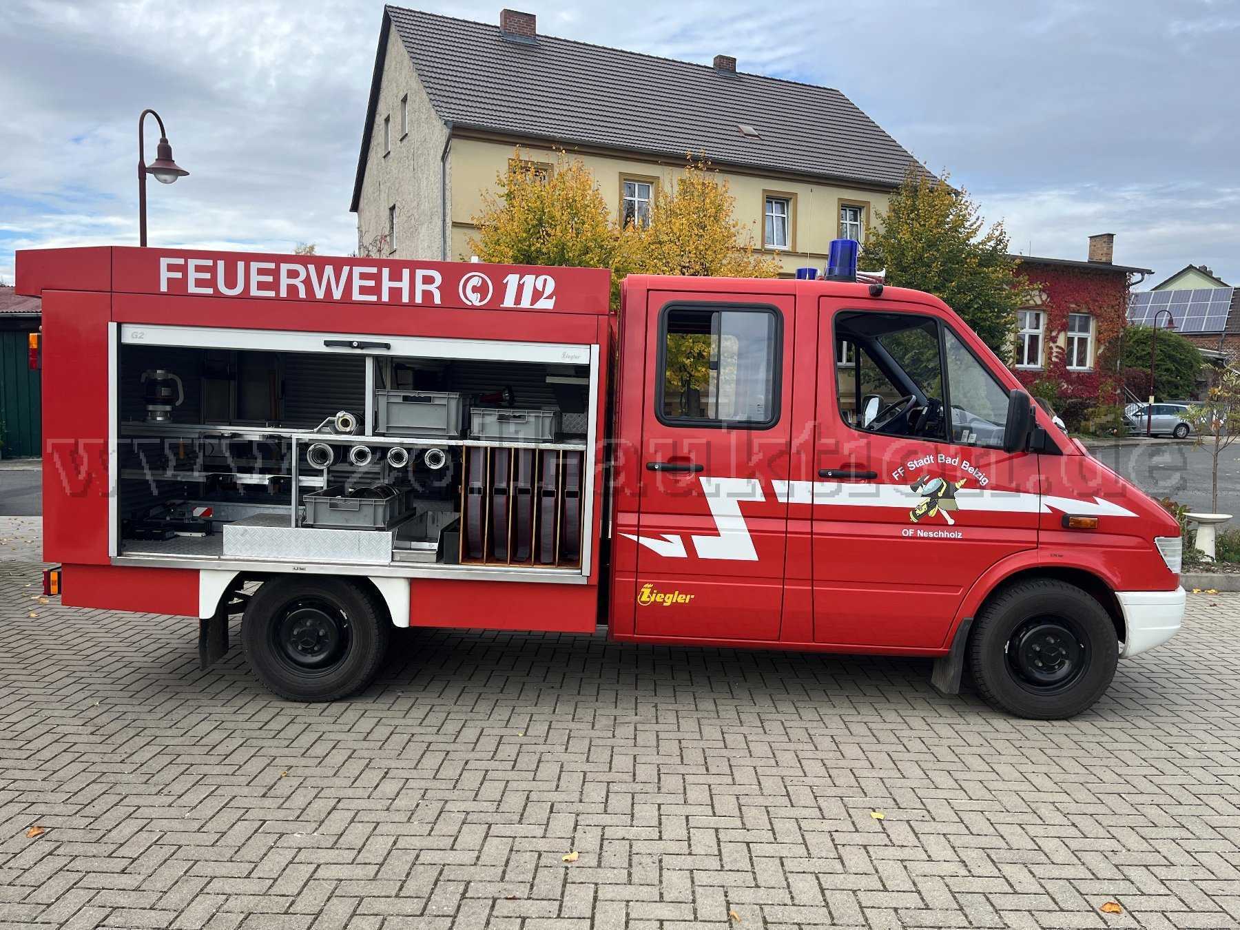 Ansicht rechtsseitig mit geöffnetem Aufbau, Beifahrer- und Mannschaftsraumtür