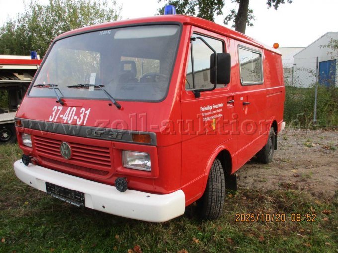 Fahrerseite vorne links leichte Rostausblühungen