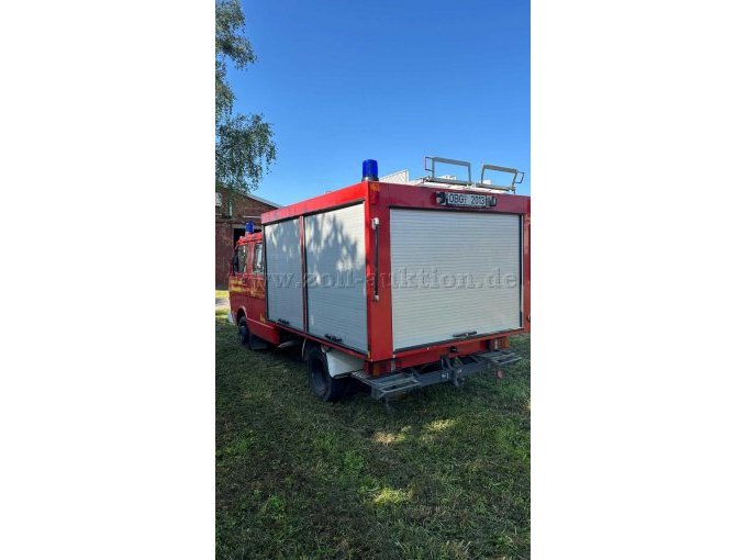 Fahrzeug hinten und Fahrtrichtung Seite links