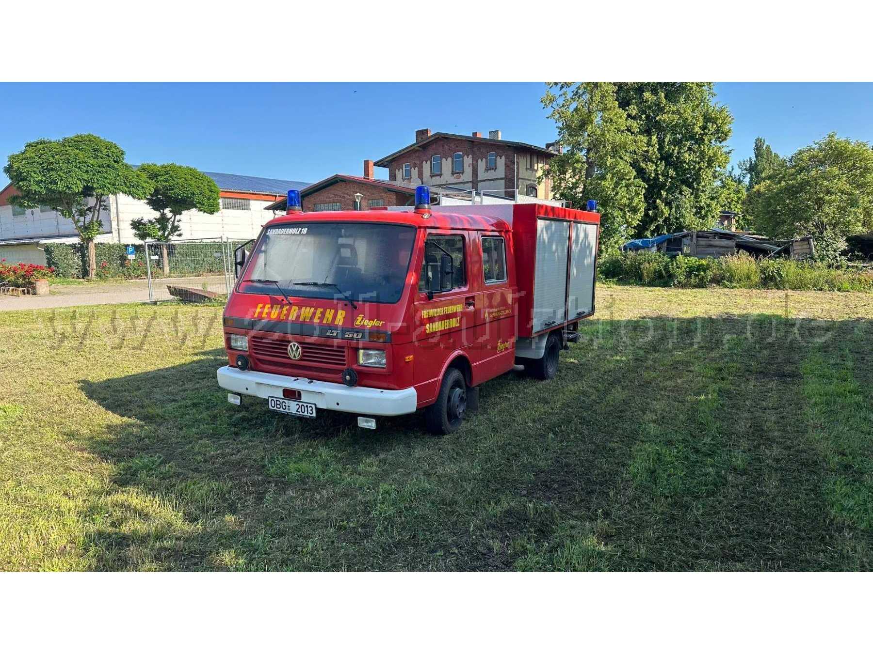 Fahrzeug Front und Seitenansicht Fahrtrichtung links