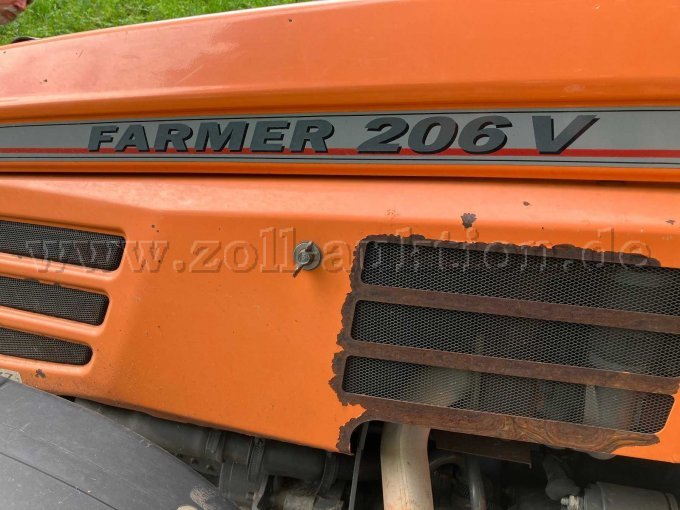 Traktor Ansicht Motorhaube Roststelle