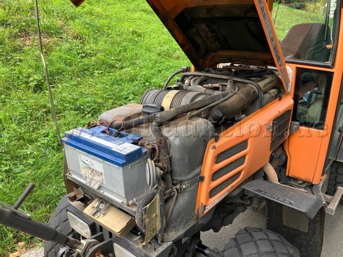 Traktor Ansicht Motor links