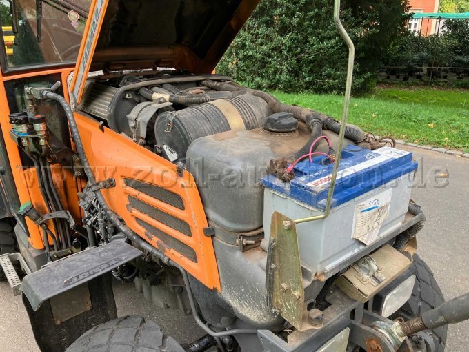 Traktor Ansicht Motor rechts