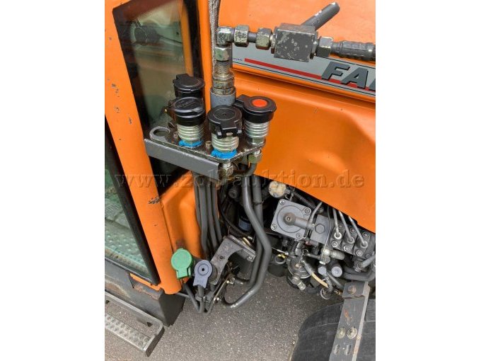 Traktor Ansicht Hydraulikanschlüsse vorne
