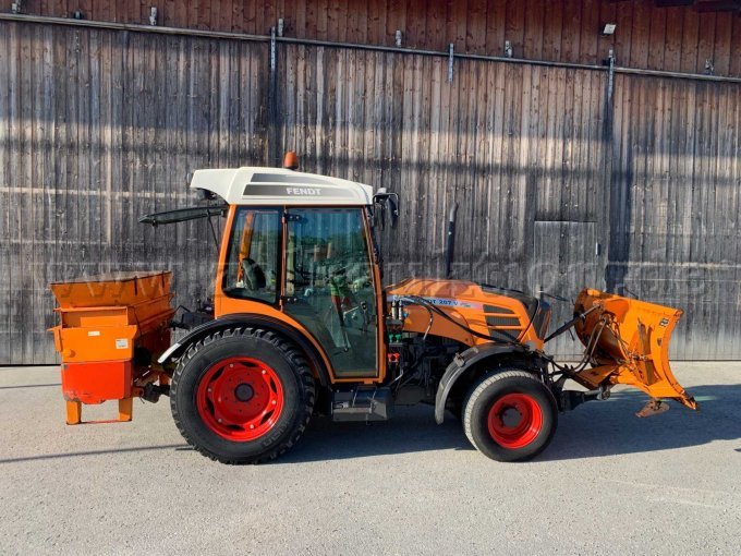 Traktor Fendt 207 VA Vario Kommunal mit Schneeschild und Kastenstreuer