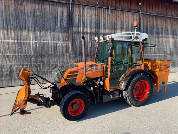 Traktor Fendt 207 VA Vario Kommunal mit Schneeschild und Kastenstreuer