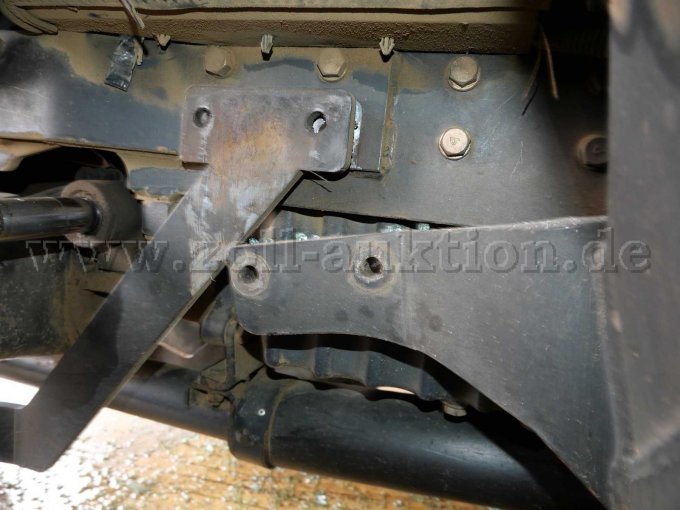 fehlende Rahmenschrauben links unterhalb Frontlader