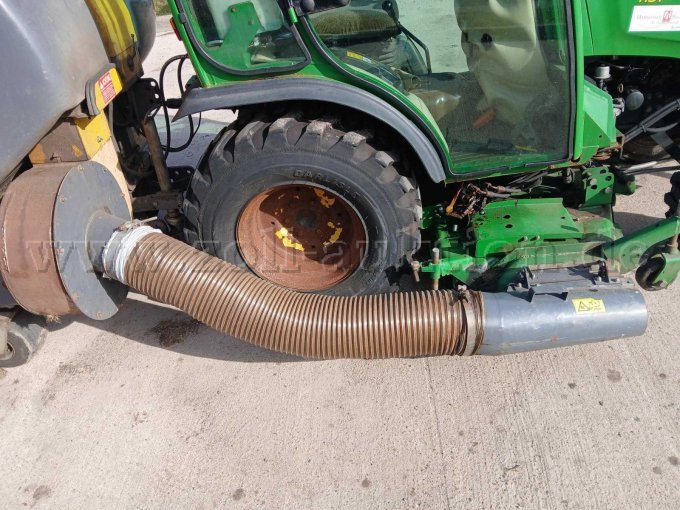 Ansaugstutzen mit Schlauch
auf der rechten Seite