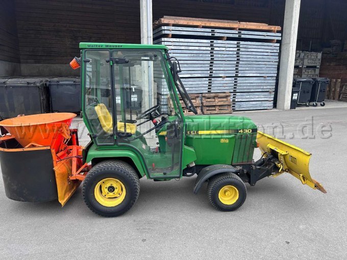 1 Traktor John Deere 430 mit Schneeschild und Streuer – foto 2 – kavel bij Zoll-Auktion, Altdorf