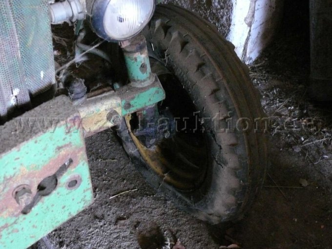 Traktor John Deere Lanz 310 defekter Reifen