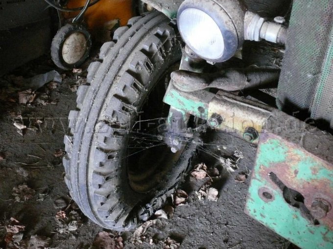 Traktor John Deere Lanz 310 Reifen defekt