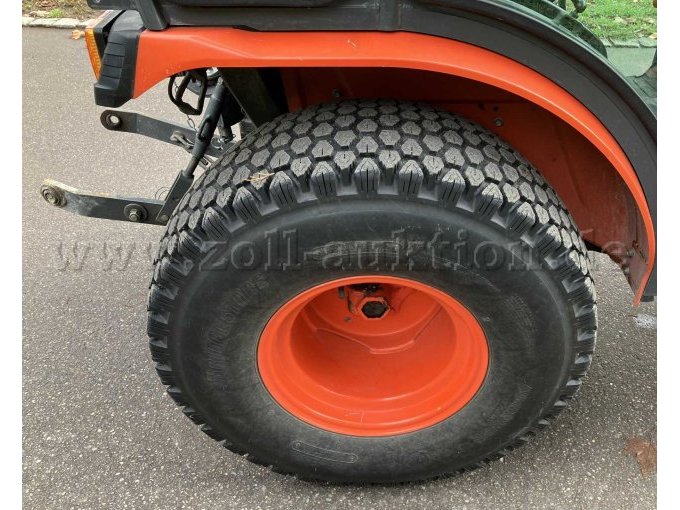 Traktor Kubota Ansicht Reifen hinten rechts
