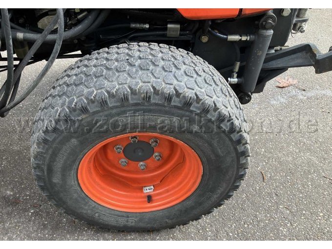 Traktor Kubota Ansicht Reifen vorne rechts