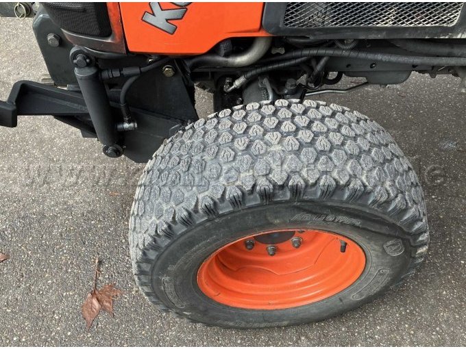 Traktor Kubota Ansicht Reifen vorne links