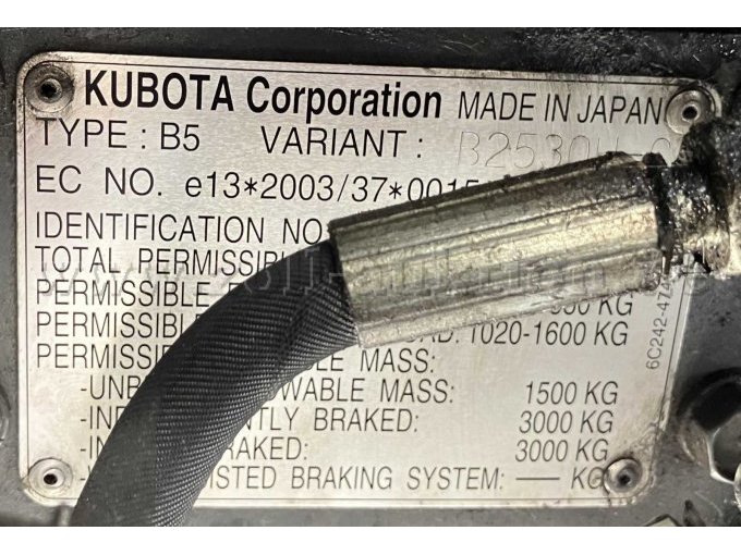 Traktor Kubota Ansicht Typenschild 1