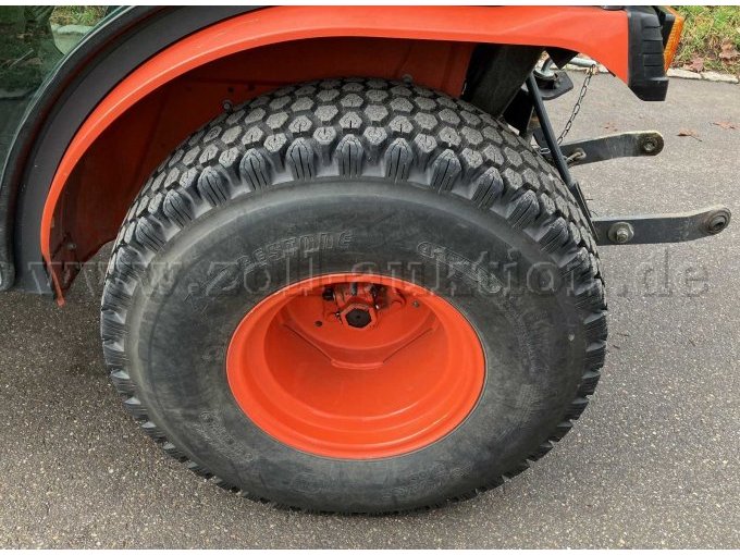 Traktor Kubota Ansicht Reifen hinten links