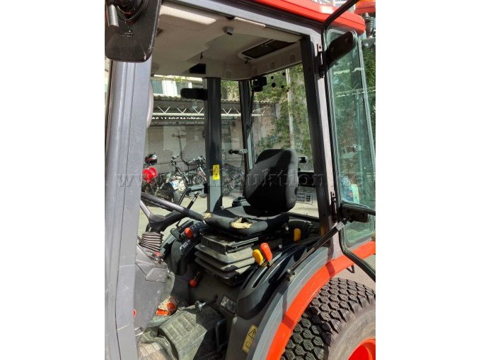 Traktor Kubota Ansicht Kabine links