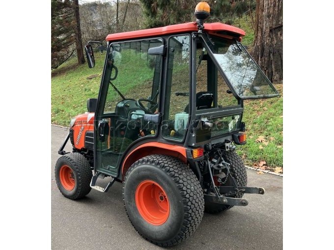 Traktor Kubota Ansicht hinten links