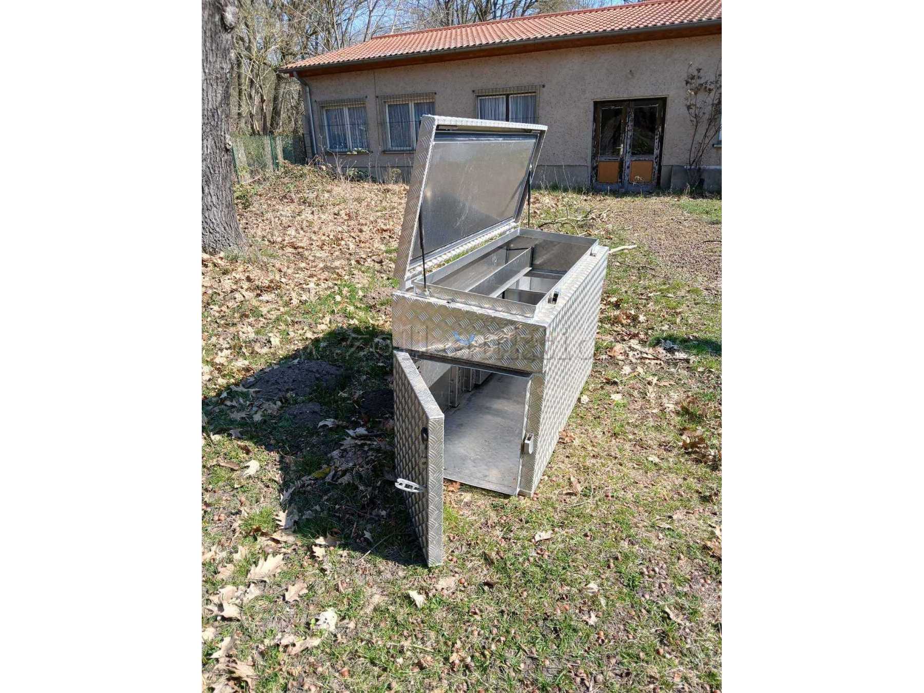 Seitenansicht links mit geöffneter Tür und offenem Deckel