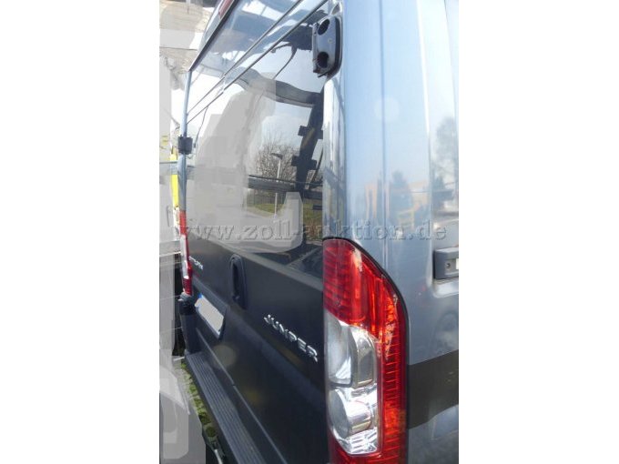 Heckansicht des Transporters