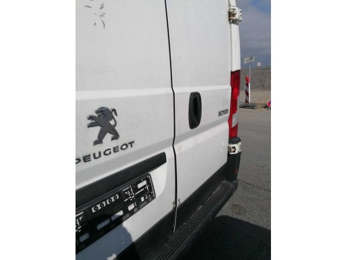 Beschädigung Heckladetür Peugeot Boxer