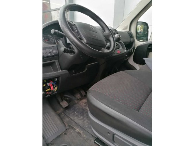 Innenansicht 2 Fahrerkabine Peugeot Boxer, mit fehlendem Deckel Sicherungskasten