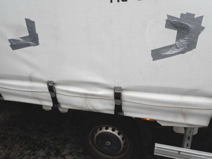 Plane beschädigt, mit Klebeband ausgebessert