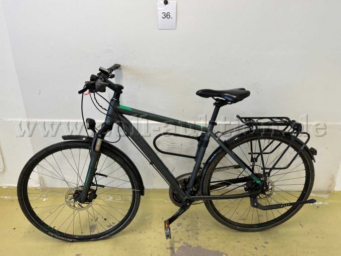 Trekkingrad von Cube, links Trekkingrad von Cube, links