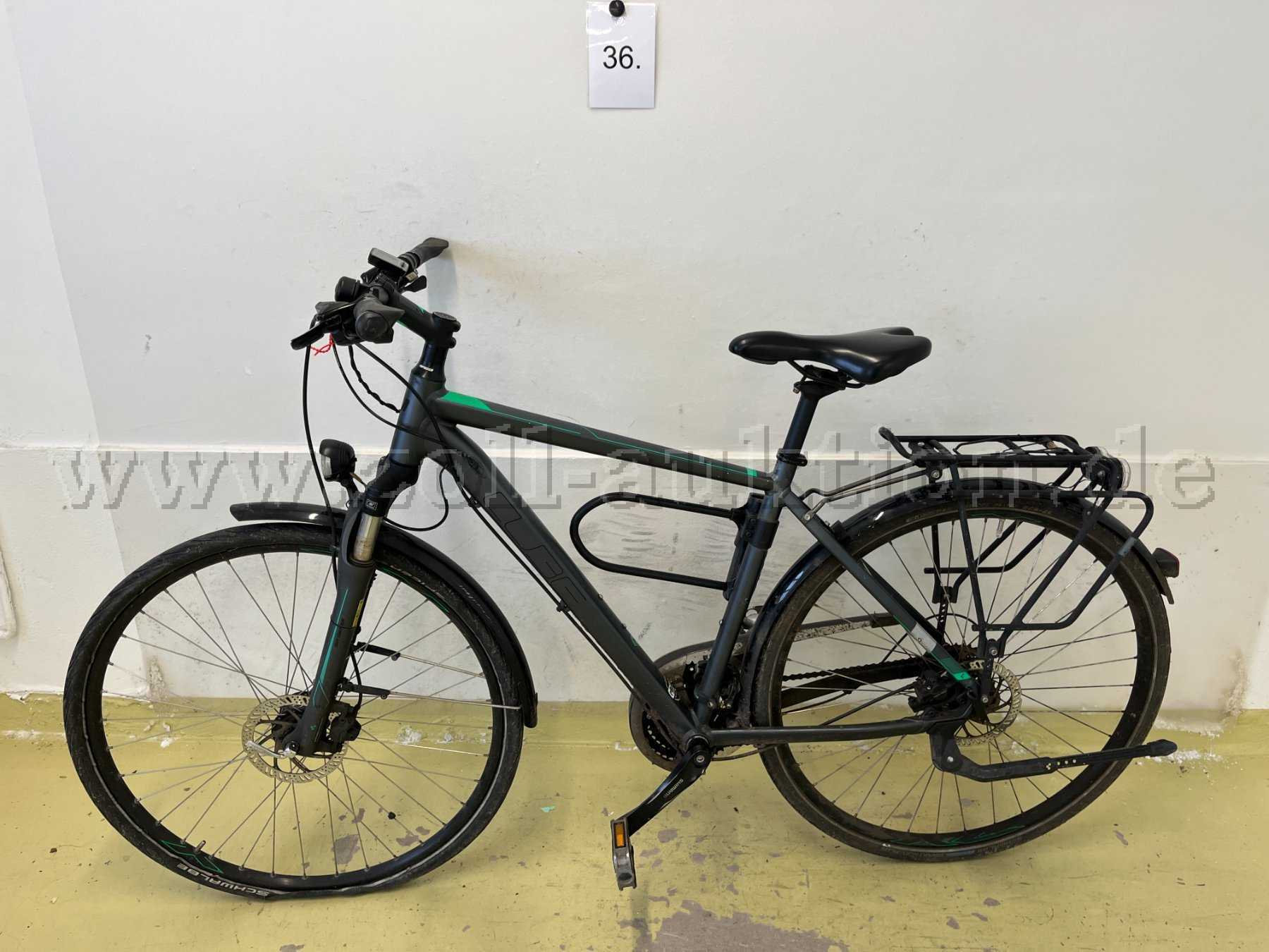 Trekkingrad von Cube, links