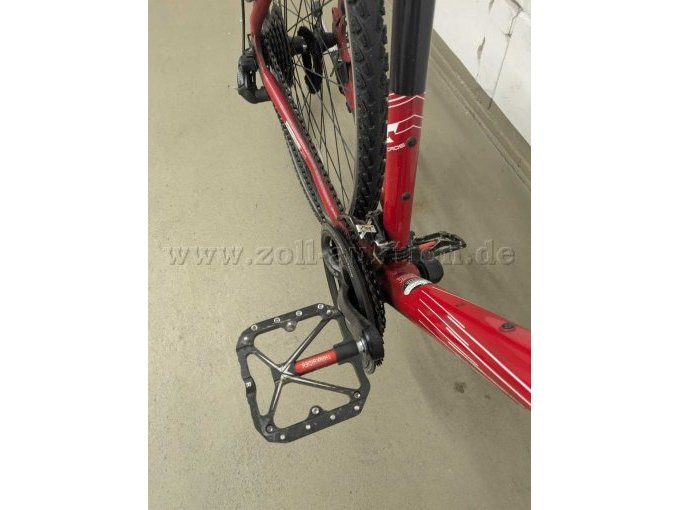 Trekkingrad rot Ansicht Pedal