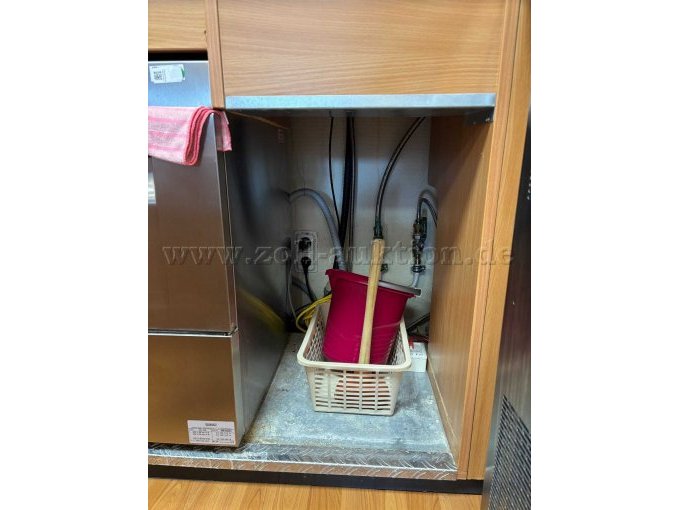 Schrank neben Spülmaschine