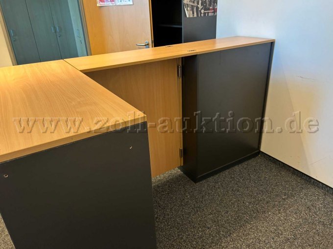 Ansicht der Tresenkombination über Eck von Vorne, Regal und Schrank