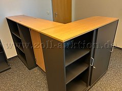 Ansicht der Tresenkombination über Eck von Hinten, Regal und Schrank links geöffnet