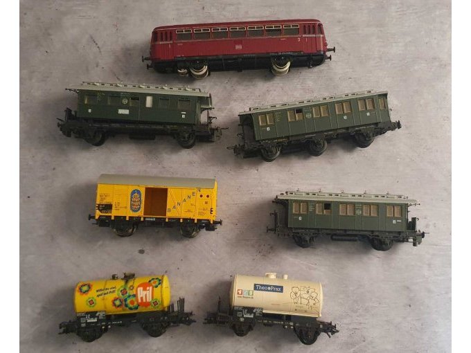 Ansicht Triebwagen und Waggons