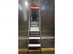 Trittleiter mit 3 Sprossen; Marke: Euroline; klappbar mit Spreizsicherung; Ausgeklappt.
-Vorderansicht-