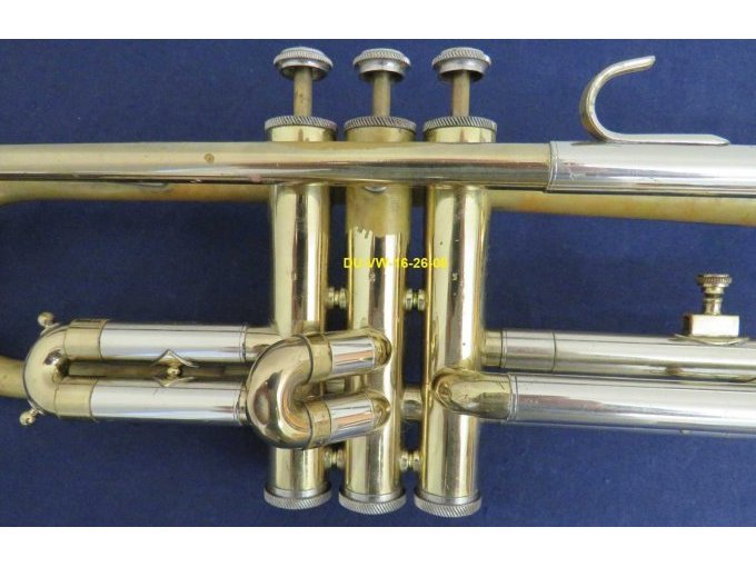 Trompete mit Ventilen, Fingerhaken und Ventilzug