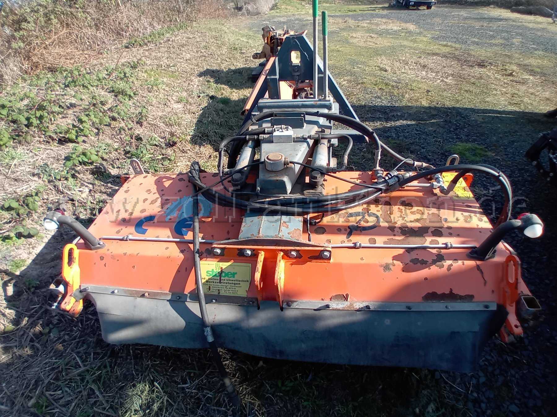 Kehrbürste Fronansicht mit hydraulischen Anschlüssen und Beleuchtung