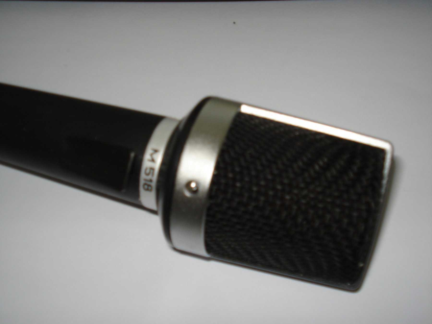 UHER M518 Mikrofon mit Ständer.
