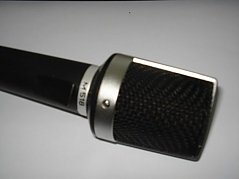 UHER M518 Mikrofon mit Ständer.