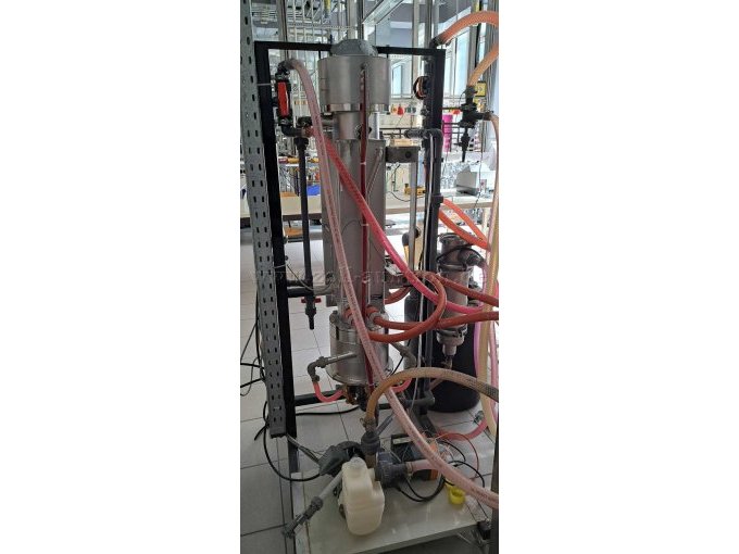 Reaktor von hinten (Tisch, Photometer und Verrohrung im Hintergrund nicht im Lieferumfang enthalten)