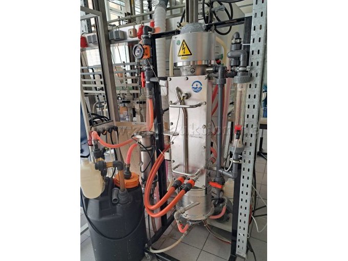 UV-Reaktor, Vorlagegefäß und Pumpe (Verrohrung im Hintergrund nicht im Lieferumfang enthalten)