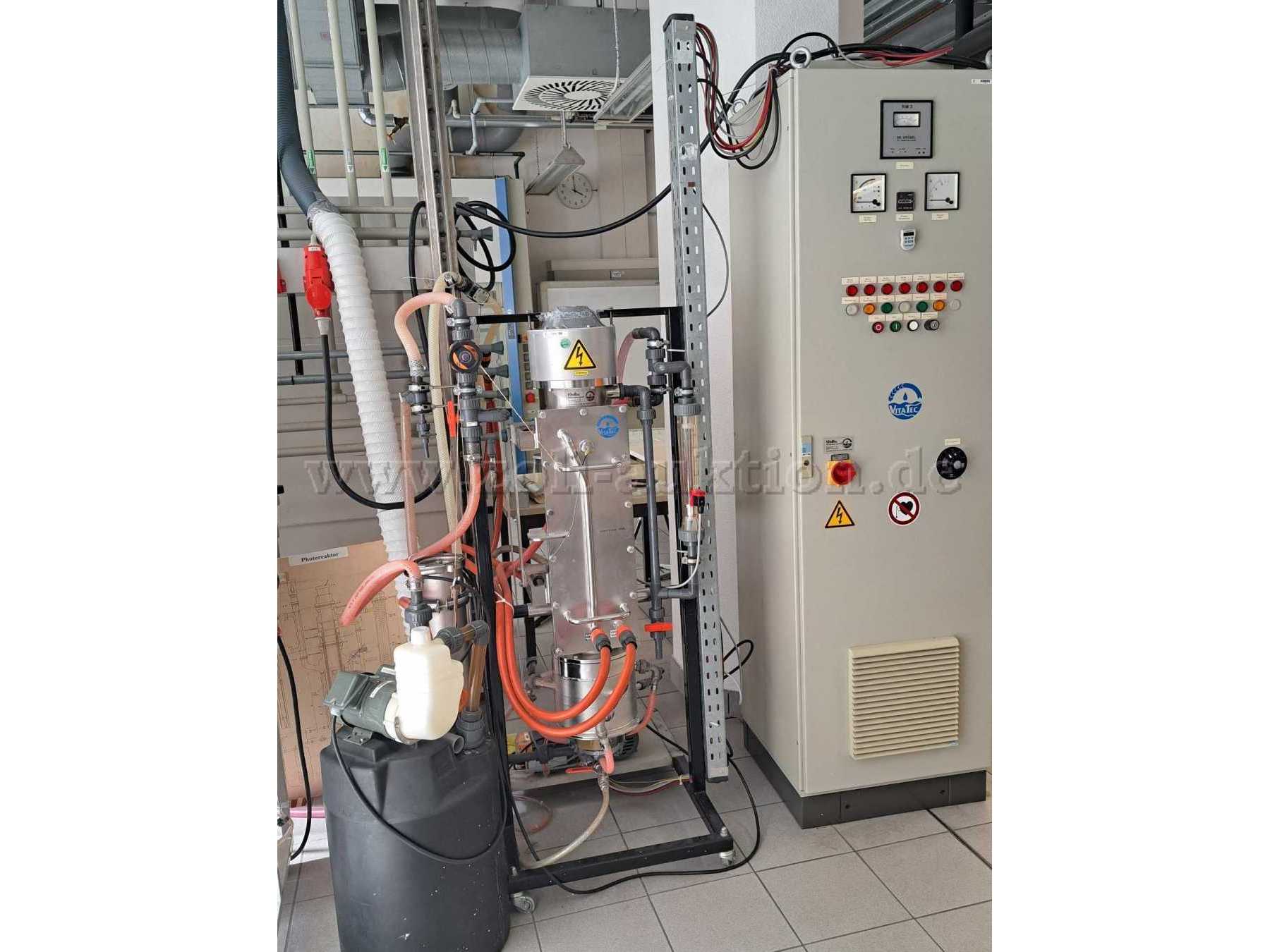 UV-Oxidationsanlage (Verrohrung im Hintergrund nicht im Lieferumfang)