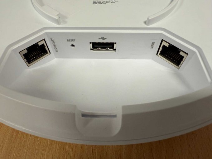 Ubiquiti UniFi AC PRO – WLAN Access Point 
Ansicht der Anschlüsse