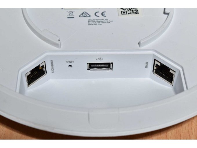 Ubiquiti UniFi AC PRO – WLAN Access Point
Ansicht der Anschlüsse