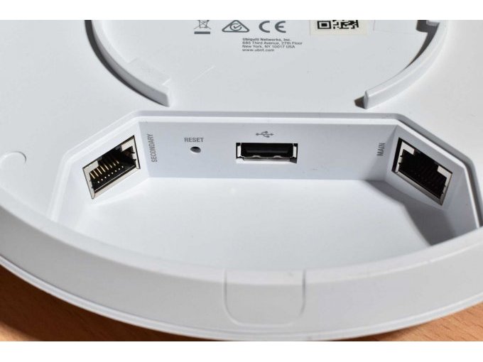 Ubiquiti UniFi AC PRO – WLAN Access Point
Ansicht der Anschlüsse